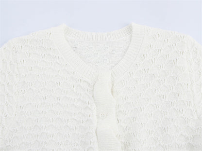 Damtröja med rund hals – Knappar framtill – Volangkant – Hålstickning – Långärmad