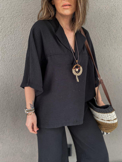 Damset – V-ringad topp med krage – Vida hellånga byxor – Avslappnad passform