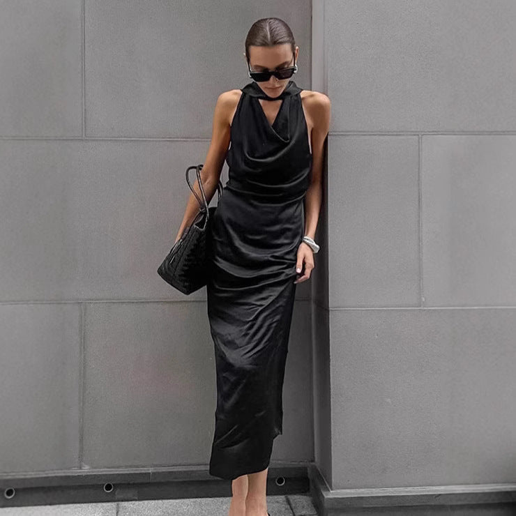 Damklänning – Satintyg – Halterneck – Draperad Cowlkrage – Figurnära Midi