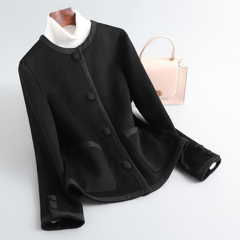 Damkappa – Ull – Skräddarsydd Passform – Rund Hals – Kontrastdetaljer – Knäppning