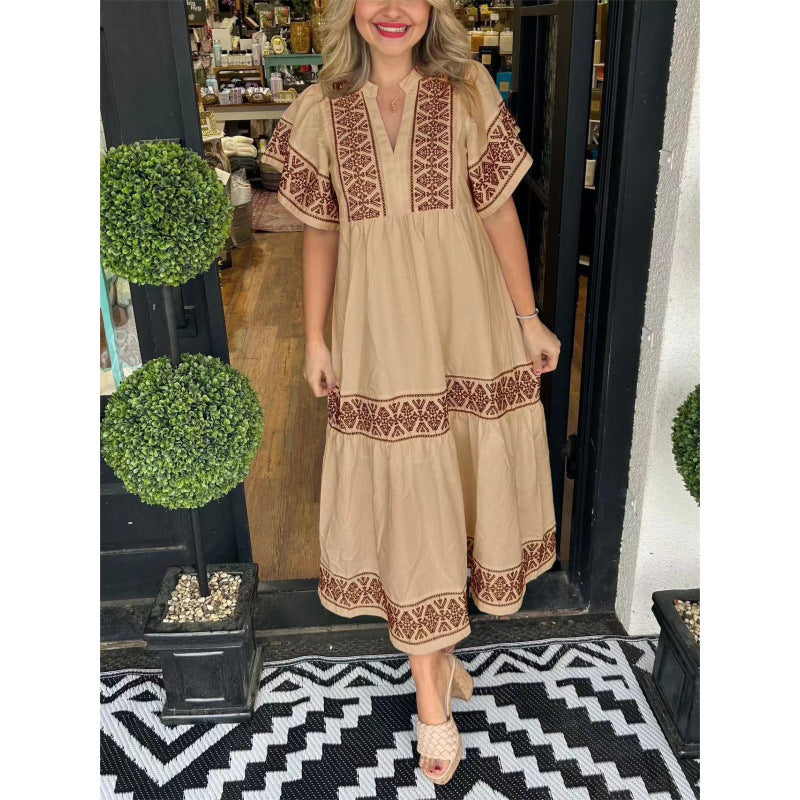 Damklänning midi – Lös passform – V-ringning – Tryckt mönster – Plisserad fåll