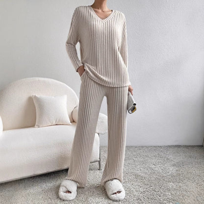 Damset i stickat – Ribbad V-ringad topp – Avslappnad passform – Raka byxor