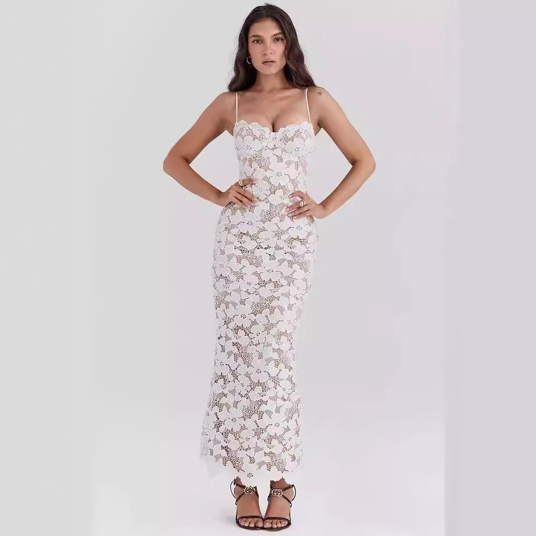 Damklänning – Spetsmaterial – Smal Passform – Hjärtringning – Hellång Festklänning