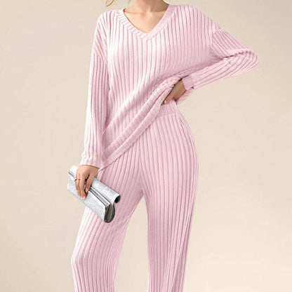 Damset i stickat – Ribbad V-ringad topp – Avslappnad passform – Raka byxor