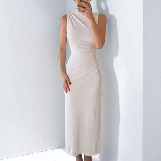 Damklänning – Figurnära Passform – Hög Hals – Ärmlös – Hellång med Rynkdetalj