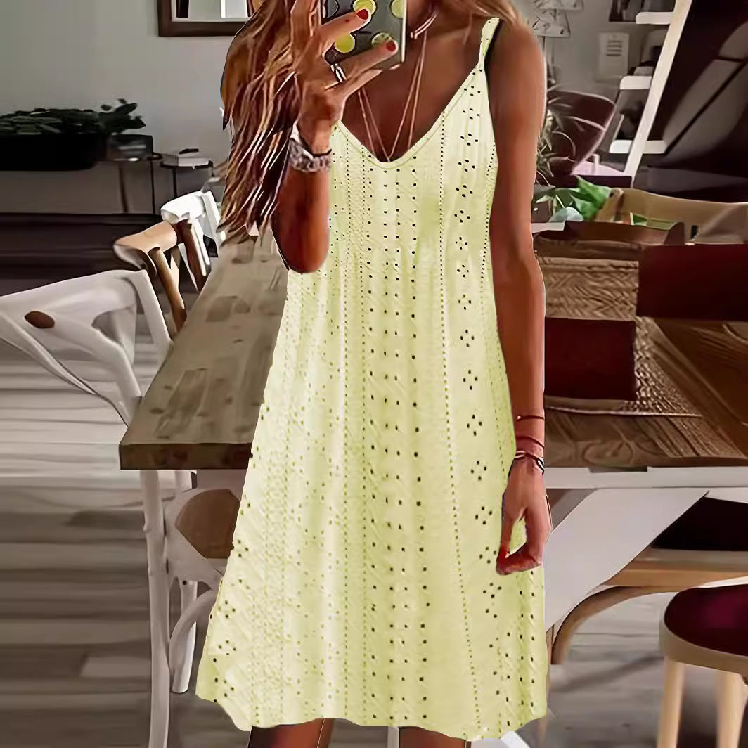 Damklänning slipmodell – Broderade detaljer – V-ringning – Ledig passform