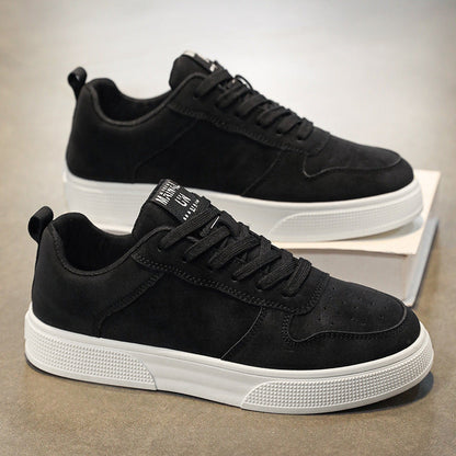 Herrsneakers – Låg modell – Ovandel i mocka – Andas med perforeringar – Gummisula