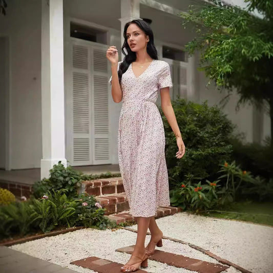 Damklänning midi – V-ringning – Blommigt mönster – Avslappnad passform – Andningsbart tyg