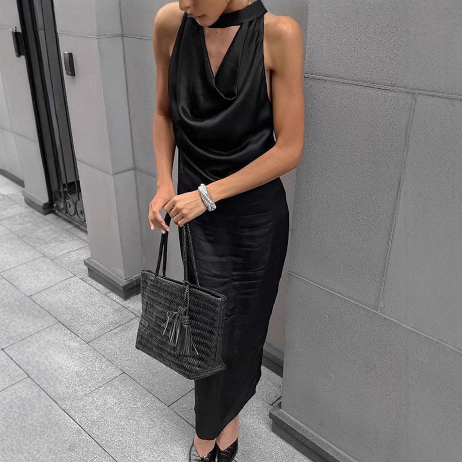 Damklänning – Satin Bodycon – Halterneck – Draperad Cowlringning – Midilängd