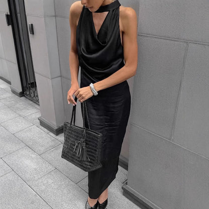 Damklänning – Satin Bodycon – Halterneck – Draperad Cowlringning – Midilängd