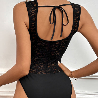 Dam Bodysuit – Slim Fit – Skir Blommig Spets – Djup V-ringning – Ärmös Design