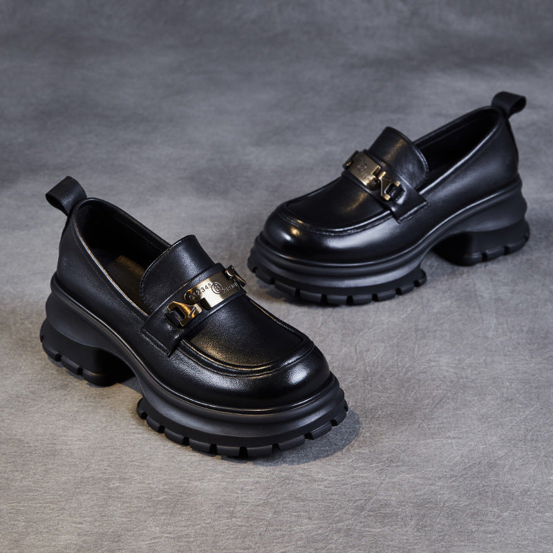 Damloafers – Chunkig Platåsula – Glansig Läderlook – Metallisk Detalj – Slip-on