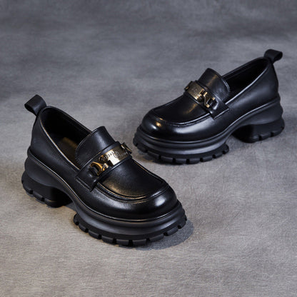 Damloafers – Chunkig Platåsula – Glansig Läderlook – Metallisk Detalj – Slip-on