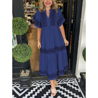 Damklänning midi – Lös passform – V-ringning – Tryckt mönster – Plisserad fåll