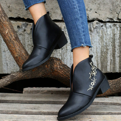 Damstövletter – Låg Blockklack – Blombroderi – V-skuren Ankel – Rund Tå