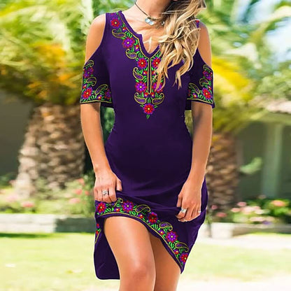 Damklänning – Figurnära Passform – Kall Axel – Broderade Detaljer – Asymmetrisk Fåll