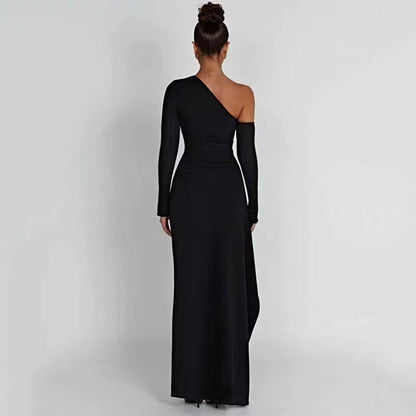 Damklänning Maxi – Slim Fit – Ena Axel – Lång Ärm – Hög Slits – Silkeslen Drapering