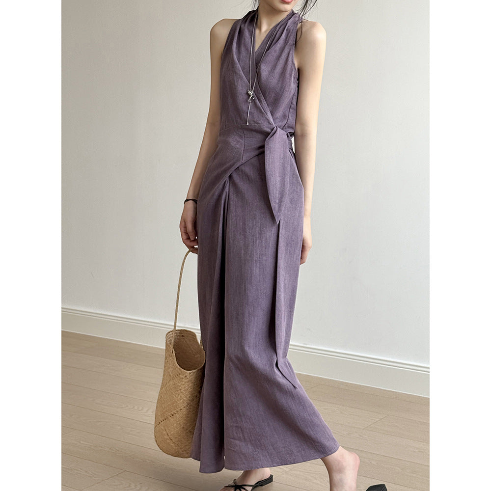 Damklänning – Slim Fit – Halterneck – V-ringning – Midjeband – Hellång och luftig