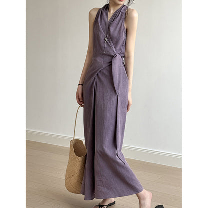 Damklänning – Slim Fit – Halterneck – V-ringning – Midjeband – Hellång och luftig