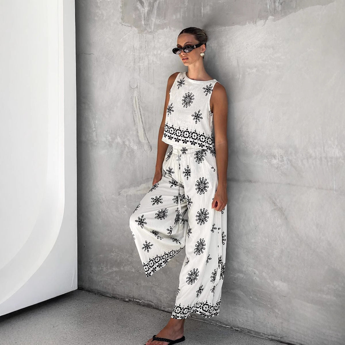 Damset med ärmlös topp och vida byxor – Broderimönster – Croppad – Hög midja