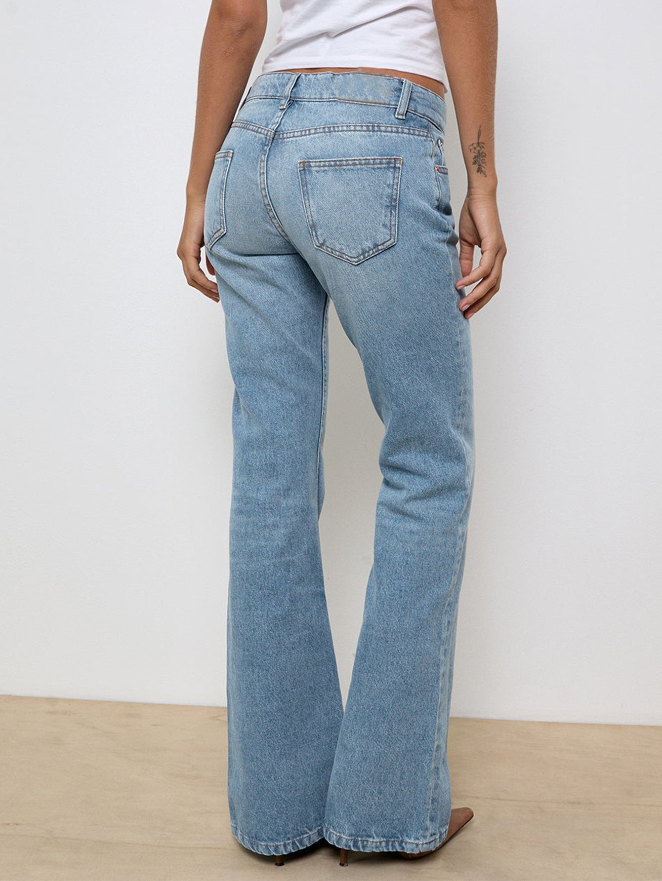 Damjeans – Hög midja – Svagt utsvängda ben – Hellång – Skräddarsydd denimpassform