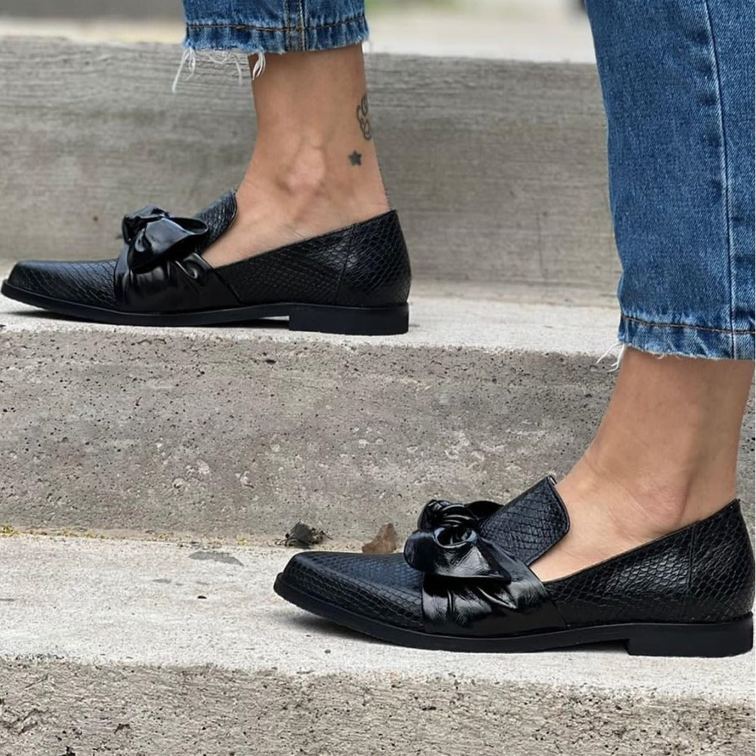 Damloafers – Spetsig Tå – Präglad Struktur – Rosettband – Låg Klack Elegans
