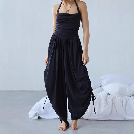 Dam jumpsuit – halterneck – draperade vida ben – rynkad överdel – justerbara sidor