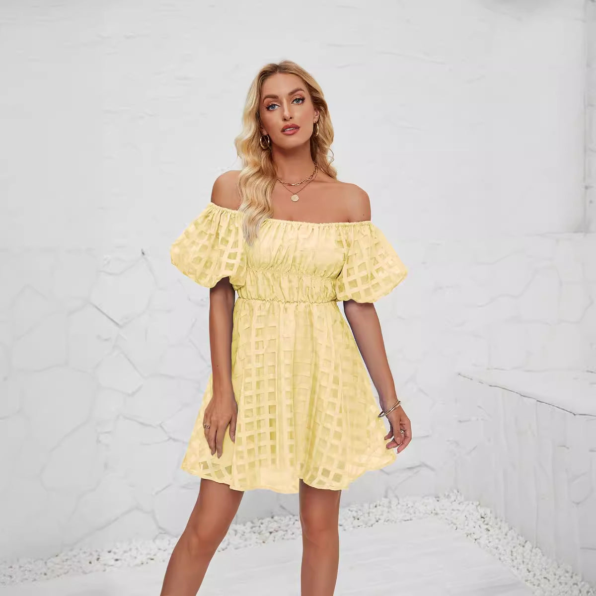 Damklänning Mini – Puffärmar – Fyrkantig Halsringning – Markerad Midja – Luftigt Tyg