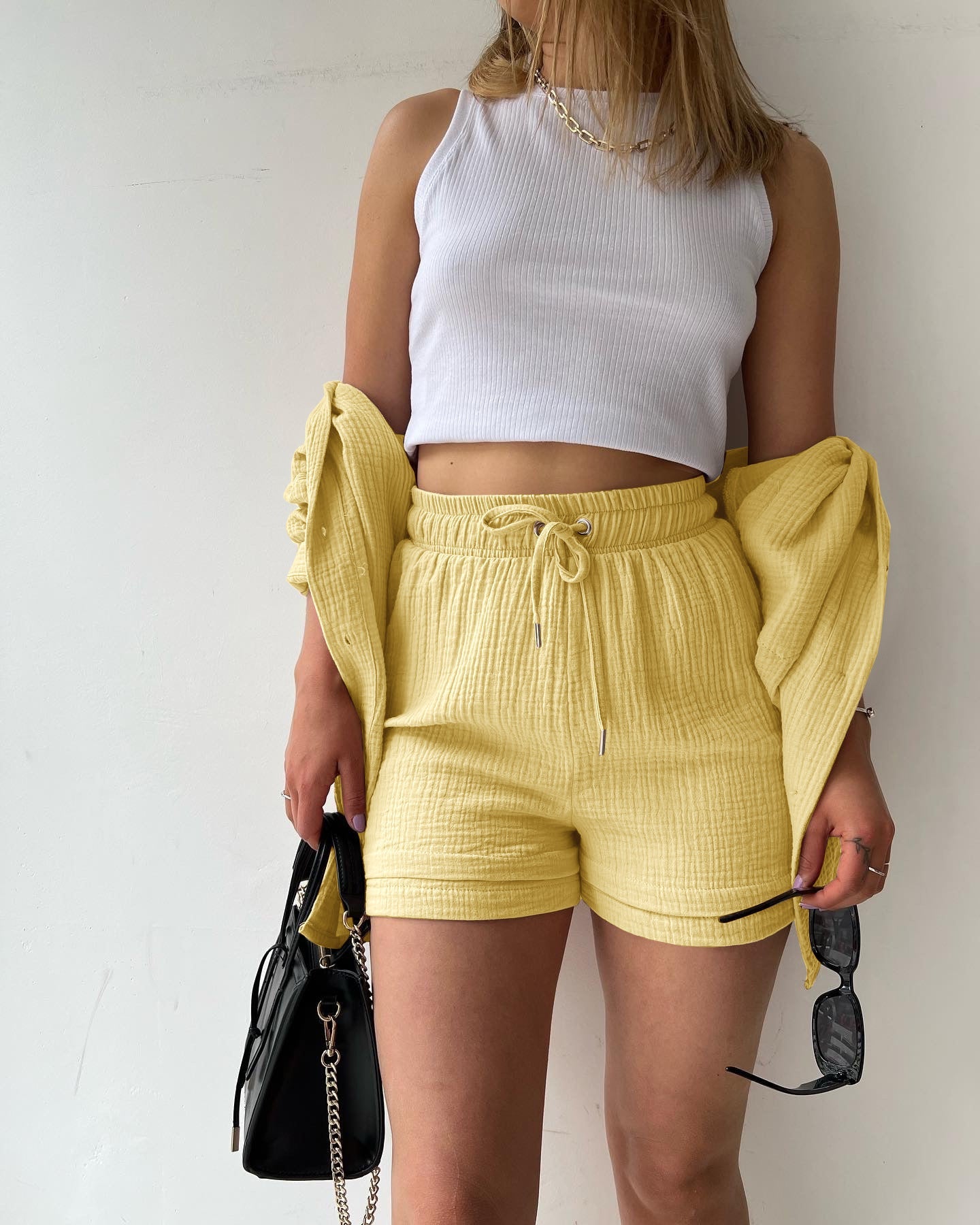 Damset – Högmidjade Shorts med Dragsko – Skjorta med Krage – Crinkle Look – Avslappnad Passform