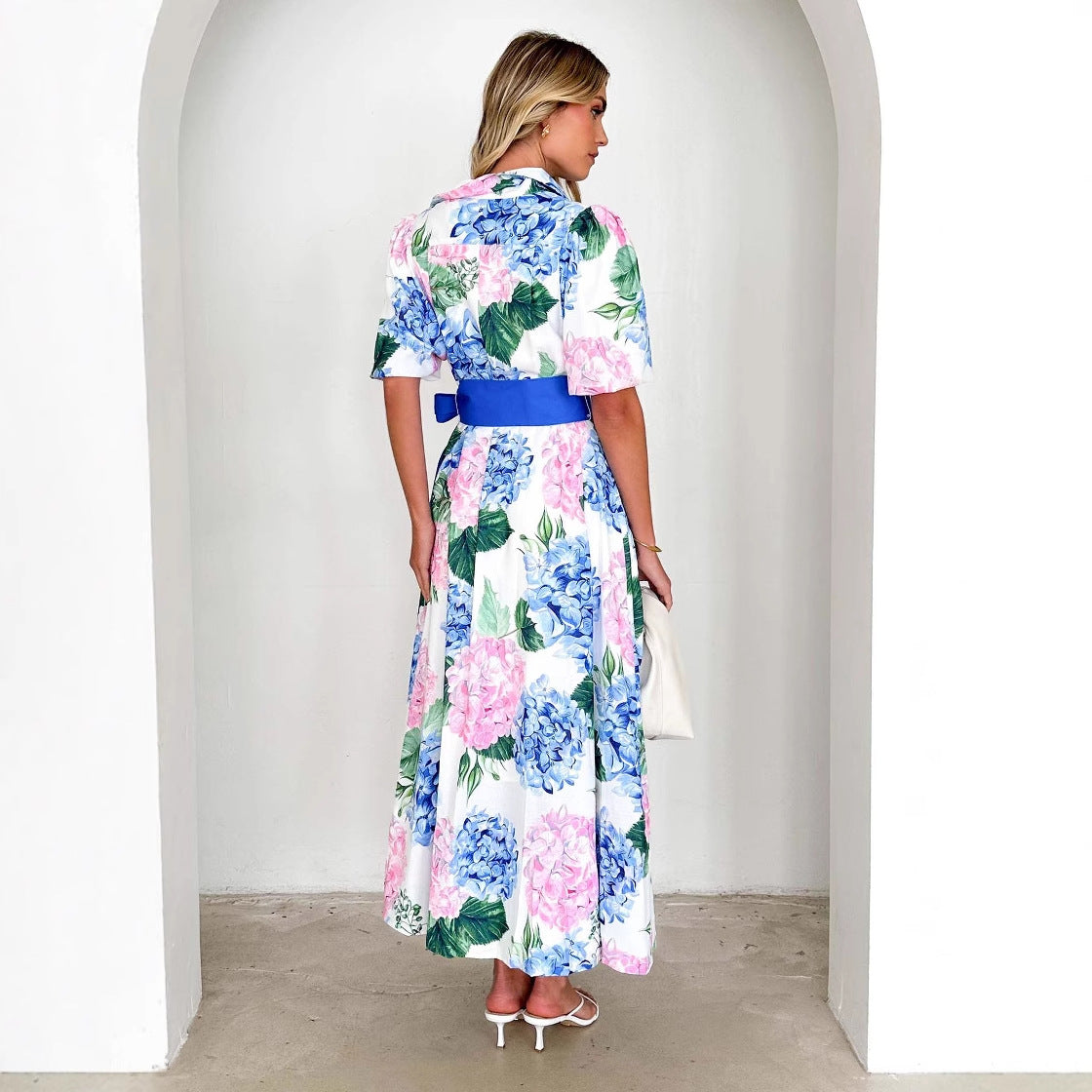 Damklänning maxi – A-linjeform – Kort ärm – Knäppning – Blommig boho med midjeband