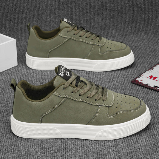 Herrsneakers – Låg modell – Ovandel i mocka – Andas med perforeringar – Gummisula