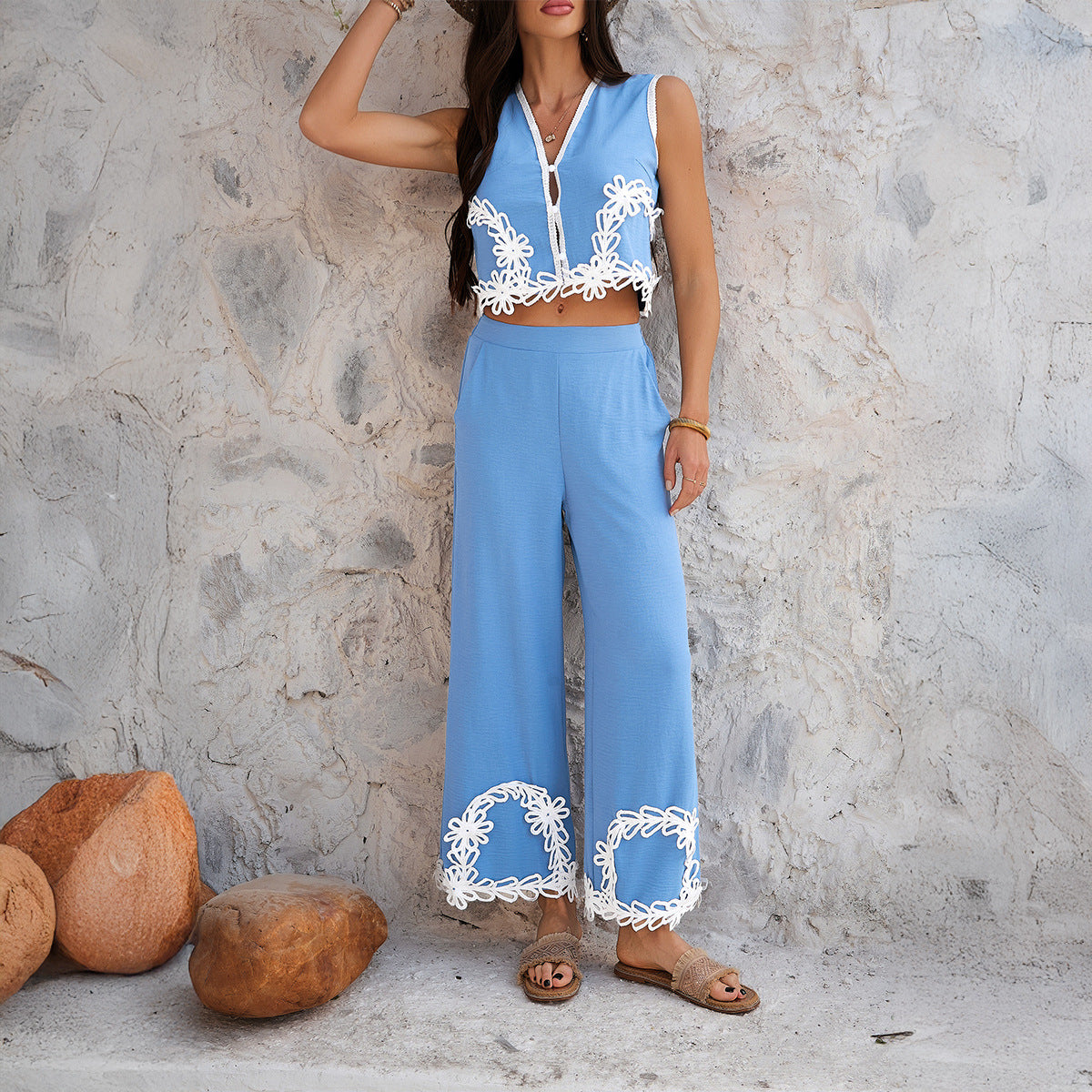 Dam Crop Top – Ärmlös Passform – V-ringning – Spetsdetaljer – Andningsbar Tygblandning