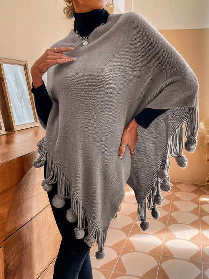Dam Cape Poncho – Stickad – Avslappnad Passform – Tofsar med Fuskpälsbollar
