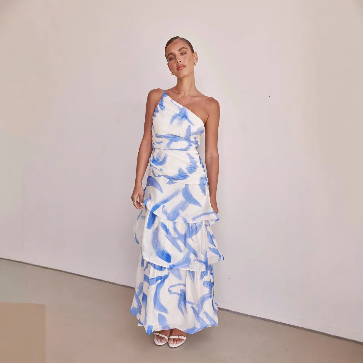 Damklänning maxi – A-linje – One shoulder – Rynkat liv – Volanger – Mönstrad