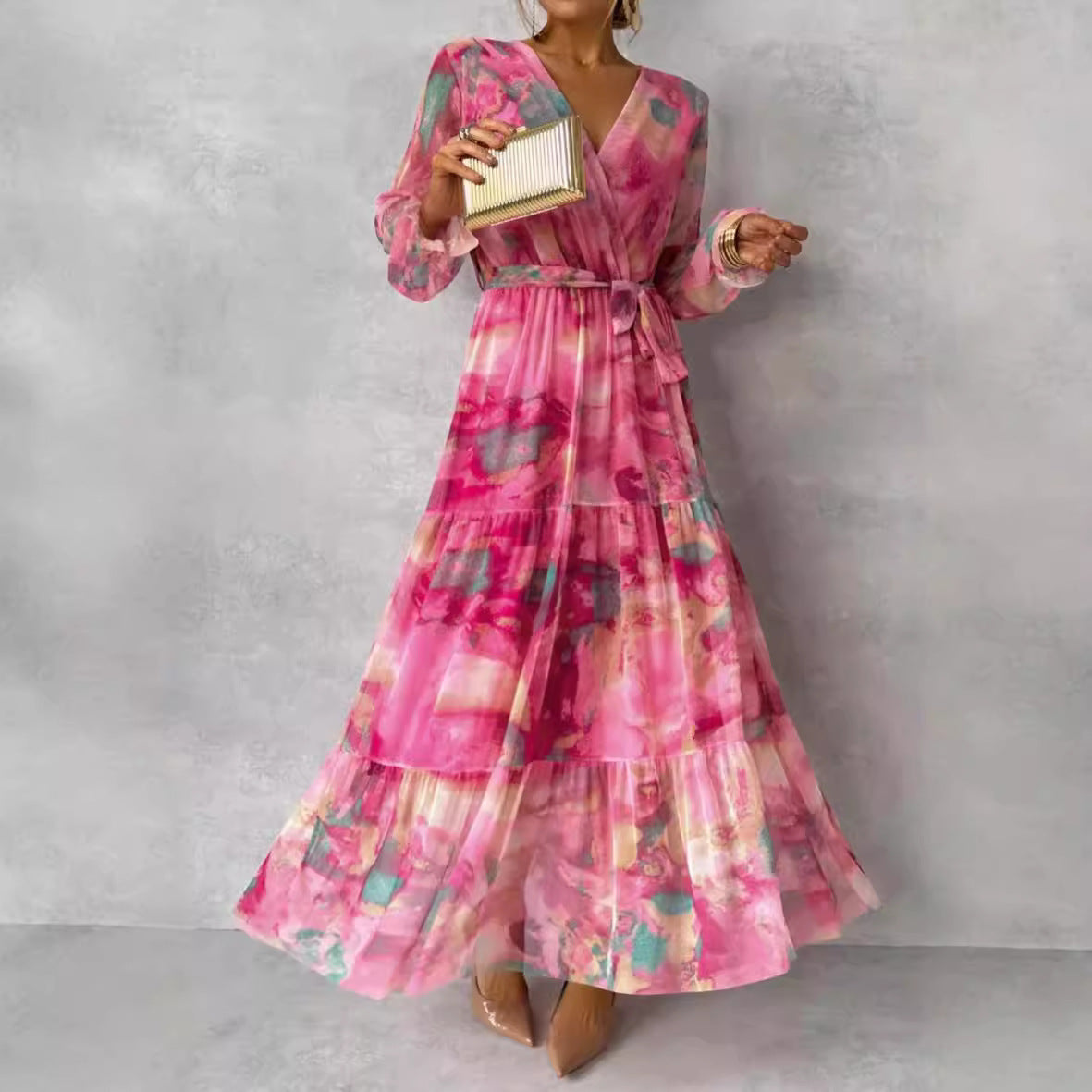 Damklänning – Maxilängd – V-ringning – Bälte i midjan – Lång ärm – Volangkjol