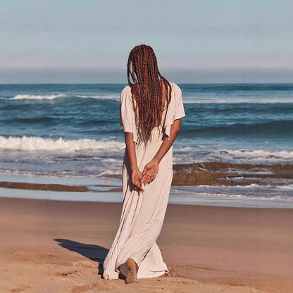 Damklänning maxi – Lös passform – Djup V-ringning – Öppen rygg – Hög slits – Lätt tyg