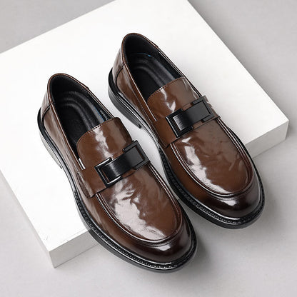 Herrloafers – Glansig Finish – Pointig Tå – Slip-In – Elegant Spänndetalj