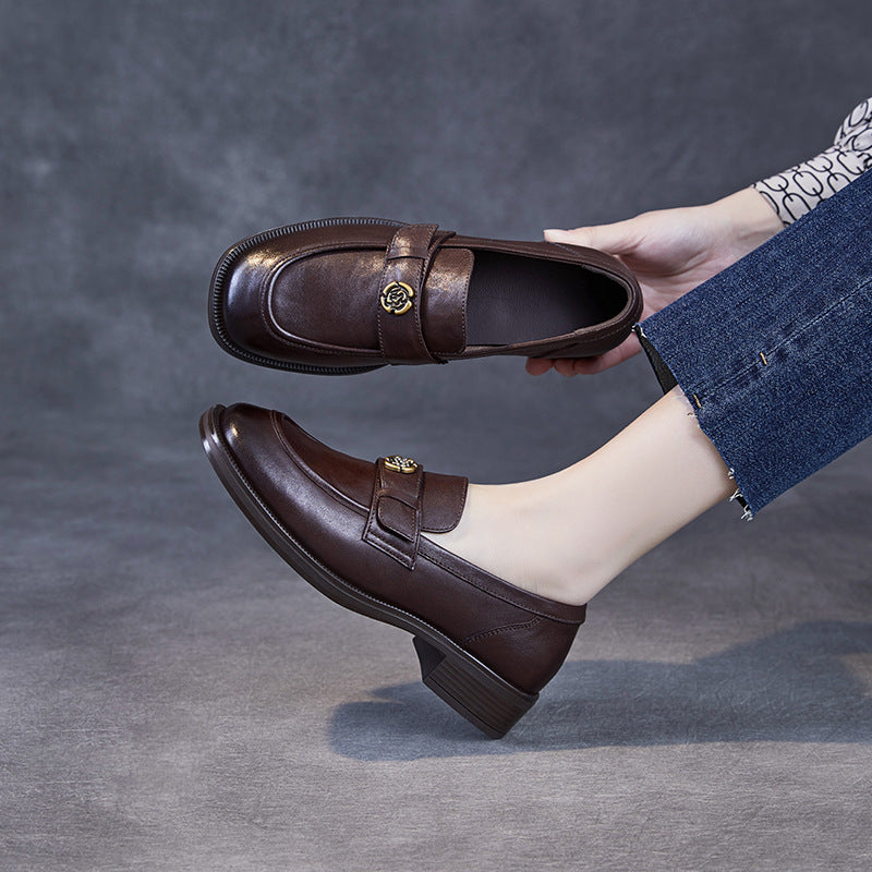 Damloafers – Slim Fit – Låg Klack – Klassisk Siluett – Camelliadetalj – Moc Toe