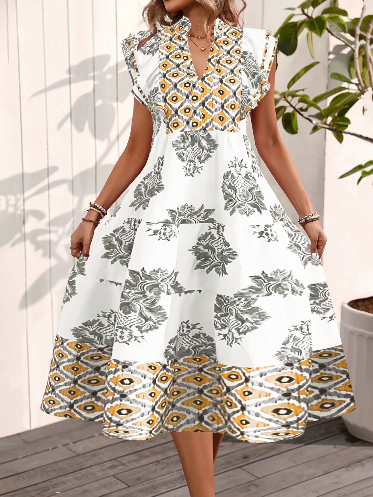 Damklänning midi – V-ringning – Kort ärm – Avslappnad passform – Tryckt mönster