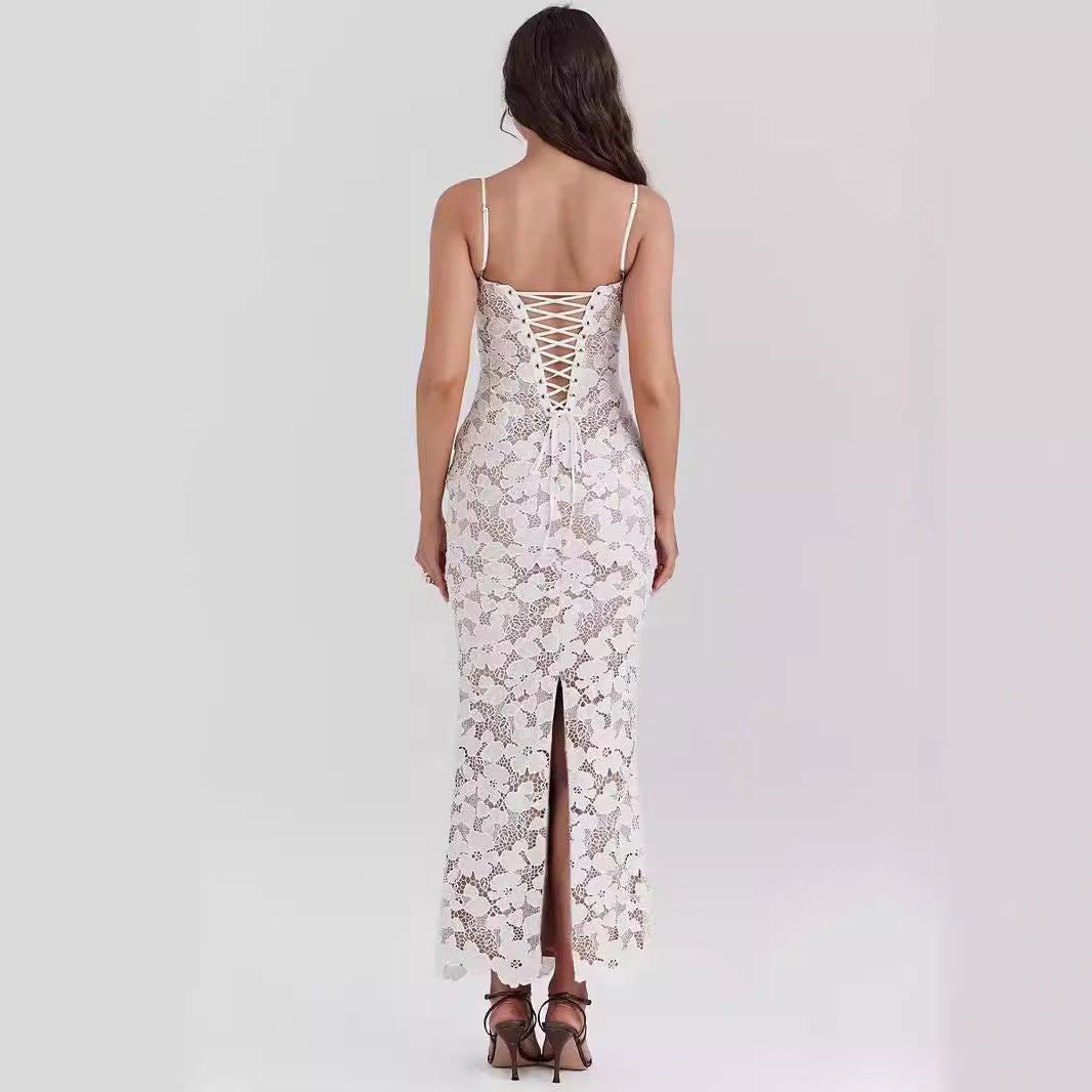 Damklänning – Spetsmaterial – Smal Passform – Hjärtringning – Hellång Festklänning