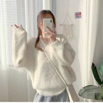 Damtröja med V-ringning – Fluffig Stickning – Lös Passform – Ribbad Kant