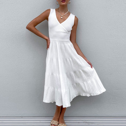 Damklänning midi – figurnära överdel – V-ringning – ärmlös – veckad A-linjeform