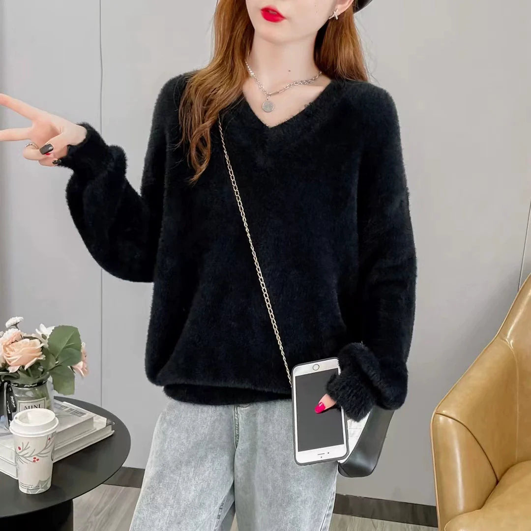 Damtröja med V-ringning – Fluffig Stickning – Lös Passform – Ribbad Kant