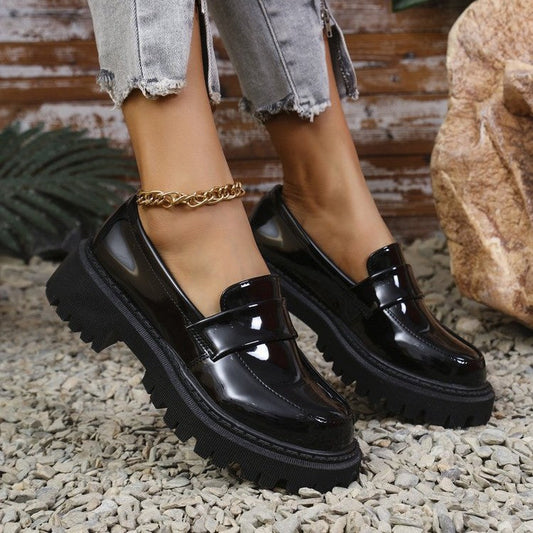 Damloafers – Glansig Yta – Chunkig Klack – Slip-On – Rund Tå – Räfflad Sula