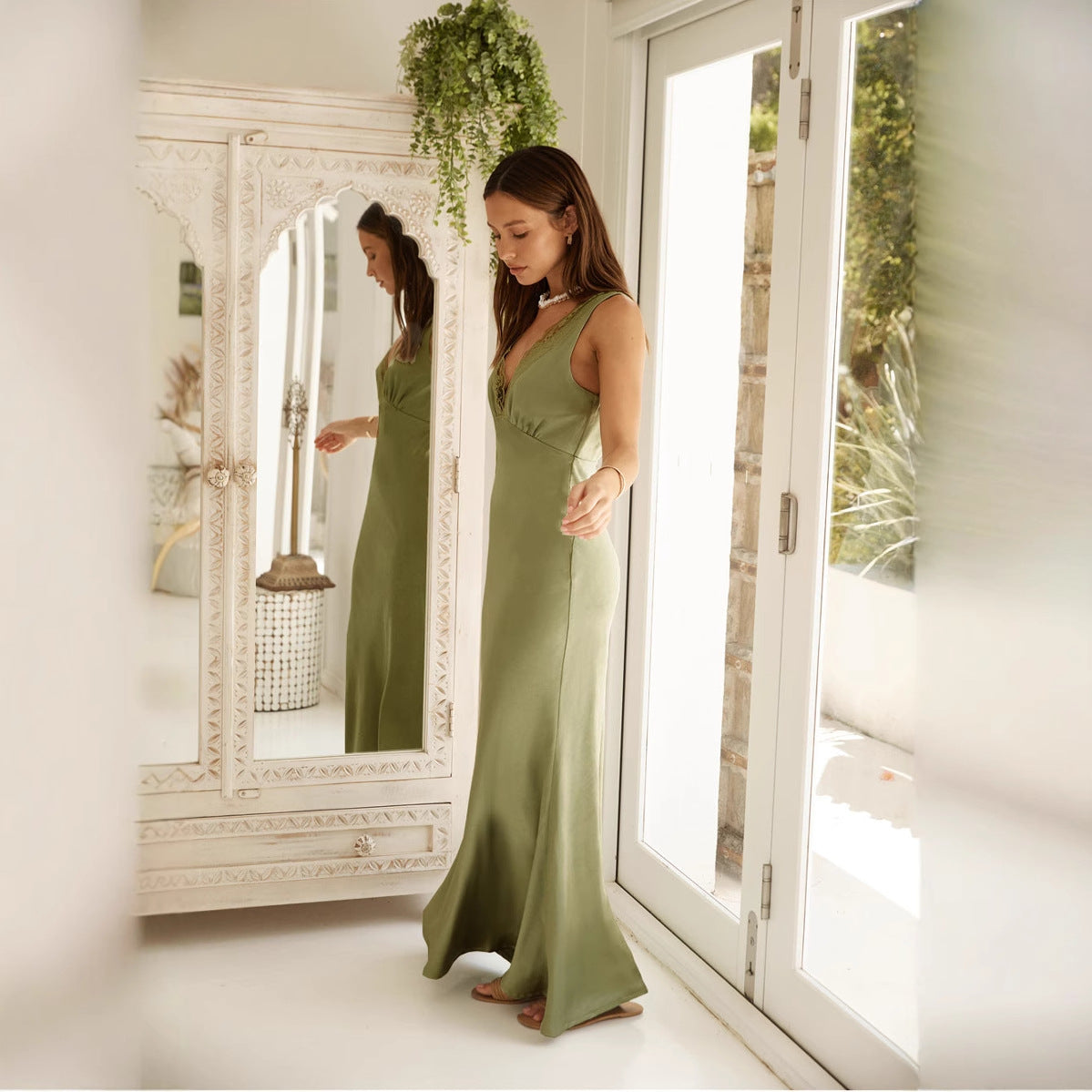 Damklänning för kväll – Satin – Smal passform – Ärmös V-ringning med spetsdetalj