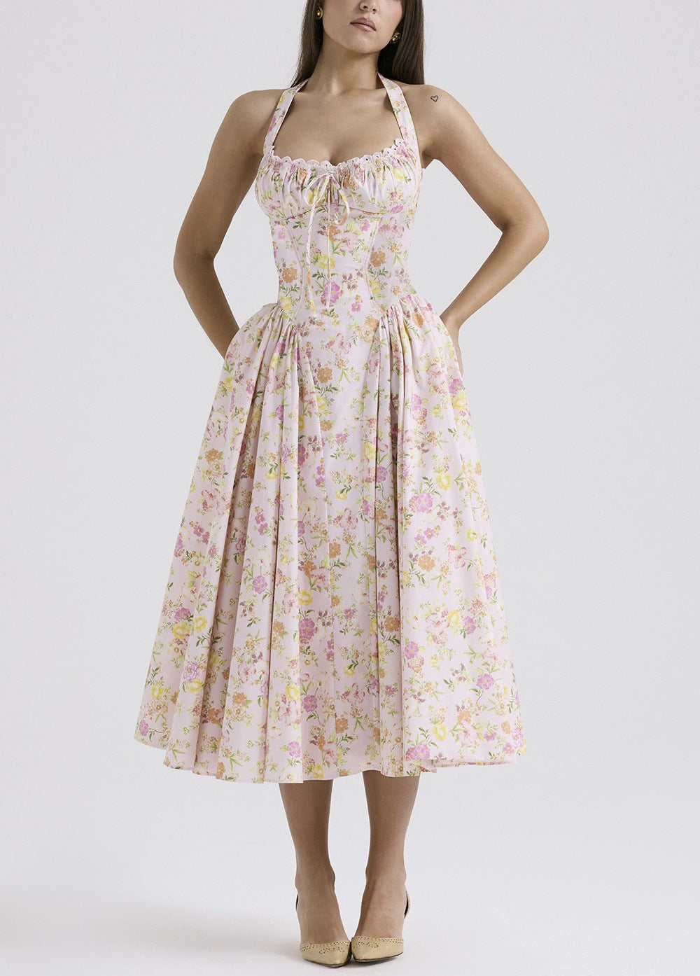 Damklänning – Slim Fit – Halterneck – Rygglös – Rynkad Liv – Midilång Vidd Kjol