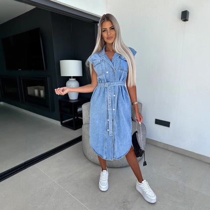 Damklänning i denim – Ärmös – Knäppning fram – Midjebälte – Ledig passform – Midi