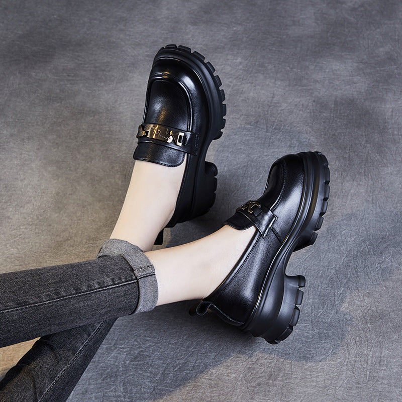 Damloafers – Chunkig Platåsula – Glansig Läderlook – Metallisk Detalj – Slip-on