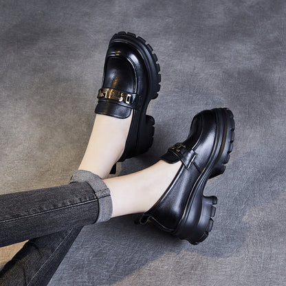 Damloafers – Chunkig Platåsula – Glansig Läderlook – Metallisk Detalj – Slip-on