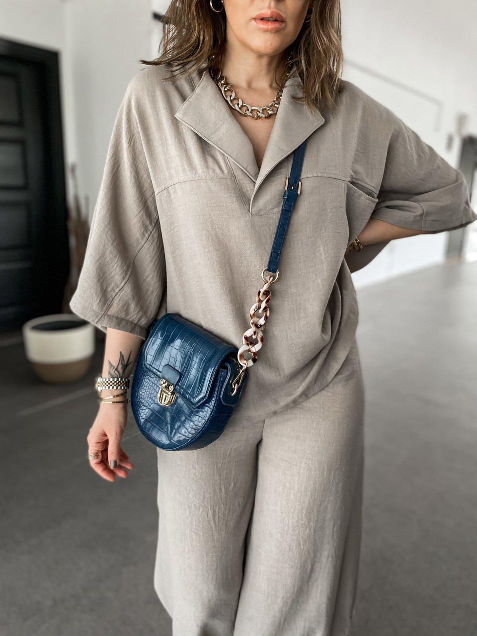 Damset – V-ringad topp med krage – Vida hellånga byxor – Avslappnad passform